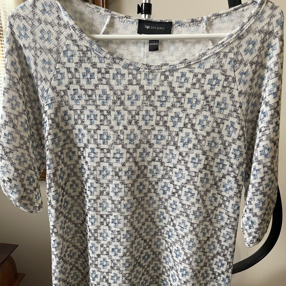 Cute stretchy top with appearance of another shirt inside.
